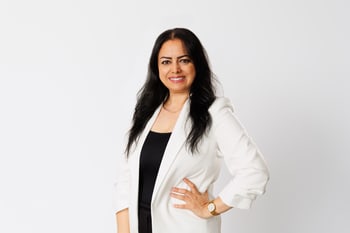 Porträt von Dounia El-Oussani, Leitung bei Main Care
