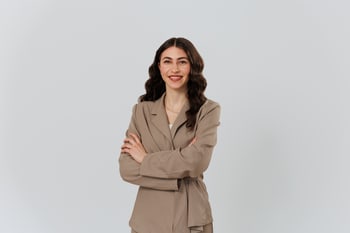 Porträt von Esra Tiryaki, Assistenz der Geschäftsführung bei Main Care